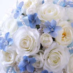 【送料無料】ピュアホワイトバラと水色デルフィニウムのラウンドブーケ・ブートニアセット　パールリボン　造花ブーケ 8枚目の画像