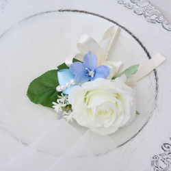 【送料無料】ピュアホワイトバラと水色デルフィニウムのラウンドブーケ・ブートニアセット　パールリボン　造花ブーケ 9枚目の画像