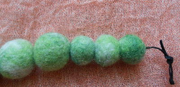 フエルトボール・薄緑（大中小) 4枚目の画像