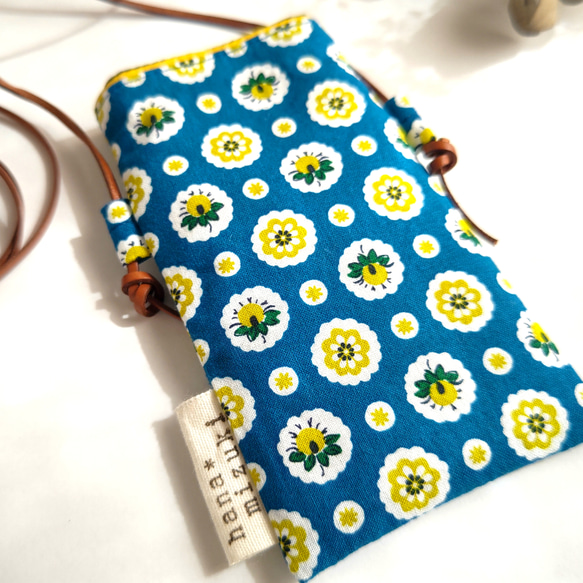 ターコイズブルーに黄色の小花が並んだ　携帯電話用　ななめ掛けショルダーポーチ(受注生産) 3枚目の画像