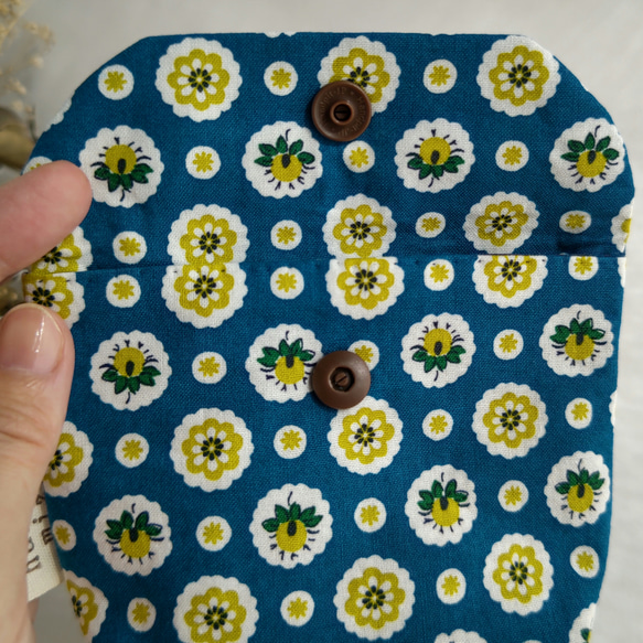 ターコイズブルーに黄色の小花が並んだ　スナップボタン付きミニポーチ 5枚目の画像
