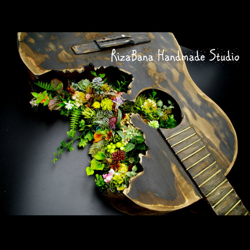 ギターと造花のアートオブジェ 13R その他インテリア雑貨 りざばな