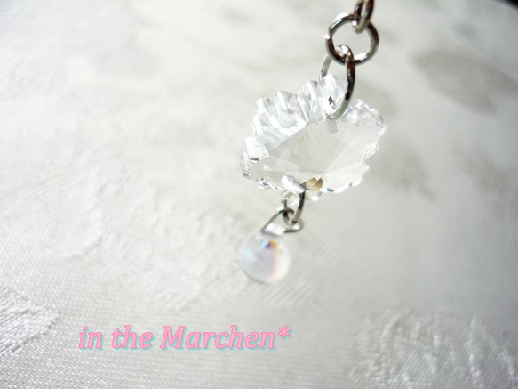 「アイス・クリスタル・メイデン」のピアス　硬質な雪の結晶宝石 3枚目の画像