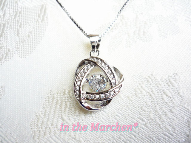 「上品なプレミアム・ダンシング・スウィングCZダイヤペンダントネックレス」　フラワー　トライアングル　SV925