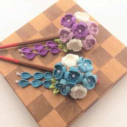 小花たちのブーケの木製かんざし　グラデーション　青（取り外し可能な垂れ付き） 1枚目の画像