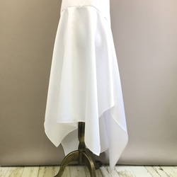 【PAPILLONパピヨン】オールハンドメイドで贈るカスケードスカートのウエディングドレス 8枚目の画像