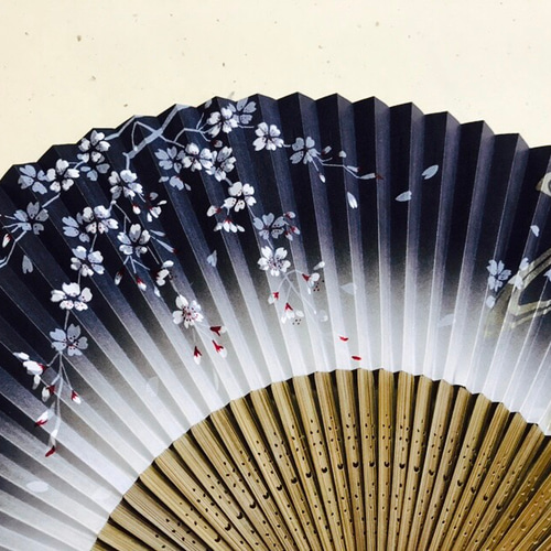 煤竹柄彫り扇子(夜桜)黒 その他ファッション雑貨 Akiko 通販