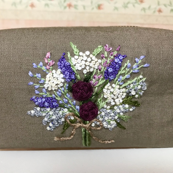 【手刺繍ポーチ】大人かわいいブーケ♡ 2枚目の画像