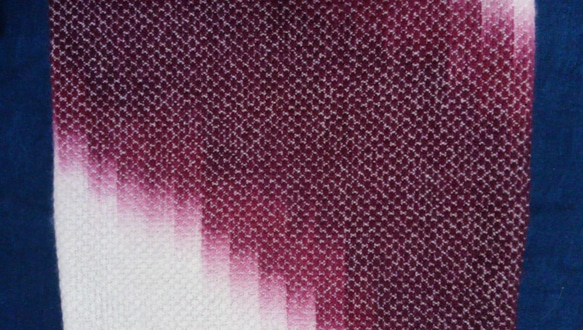 カシミアのマフラー（たて絣・ピンク・紫） 7枚目の画像