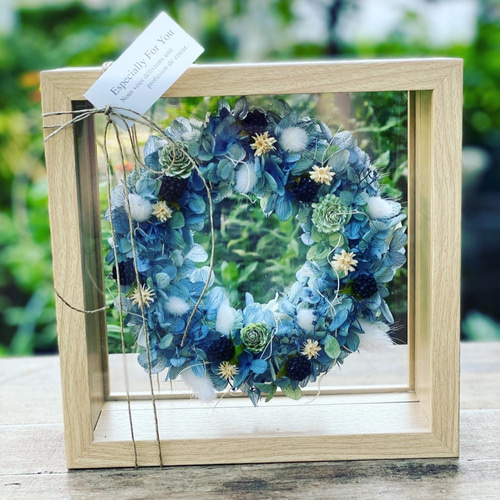 木製フレームに入った秋色アジサイリース プリザーブドフラワー