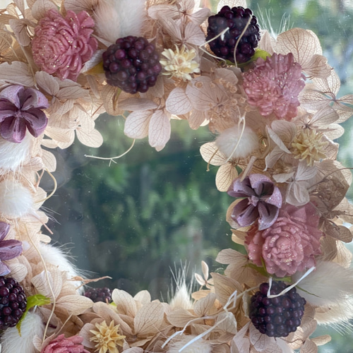 木製フレームに入った秋色アジサイリース プリザーブドフラワー