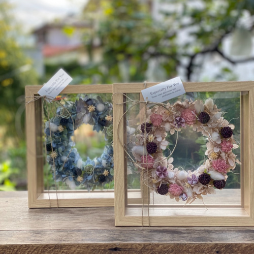 木製フレームに入った秋色アジサイリース プリザーブドフラワー