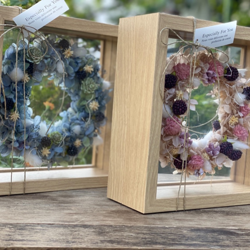 木製フレームに入った秋色アジサイリース プリザーブドフラワー