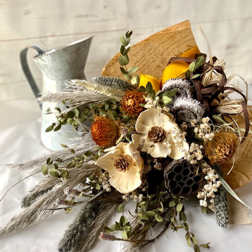 シャビーなドライフラワースワッグブーケ（ブリキの水差し付き  