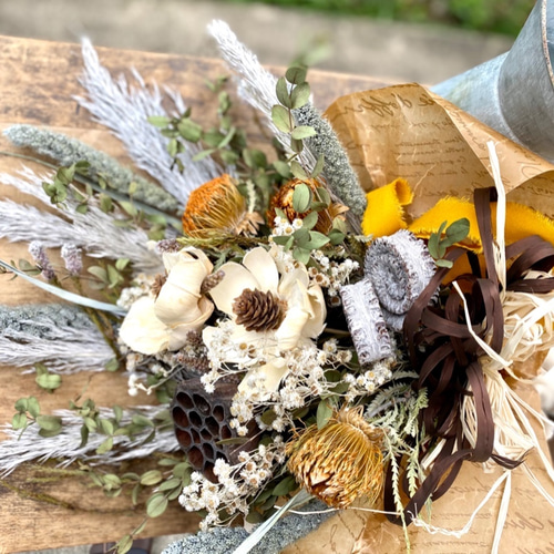 シャビーなドライフラワースワッグブーケ（ブリキの水差し付き  