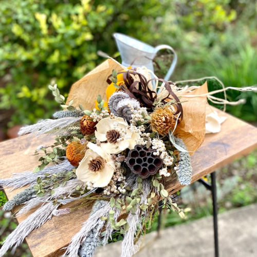 シャビーなドライフラワースワッグブーケ（ブリキの水差し付き  