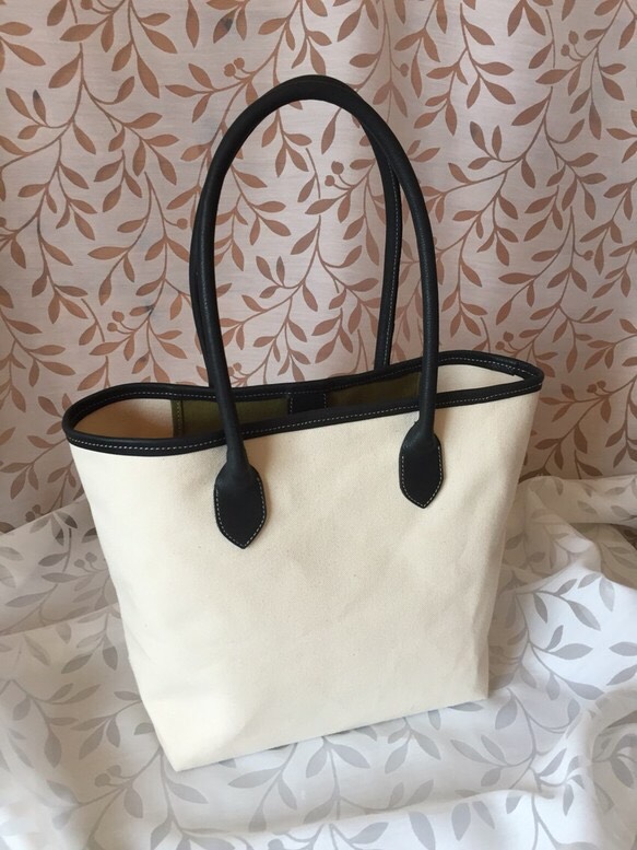 使い勝手の良い大きさA4も 生成り帆布トート黒色革持ち手