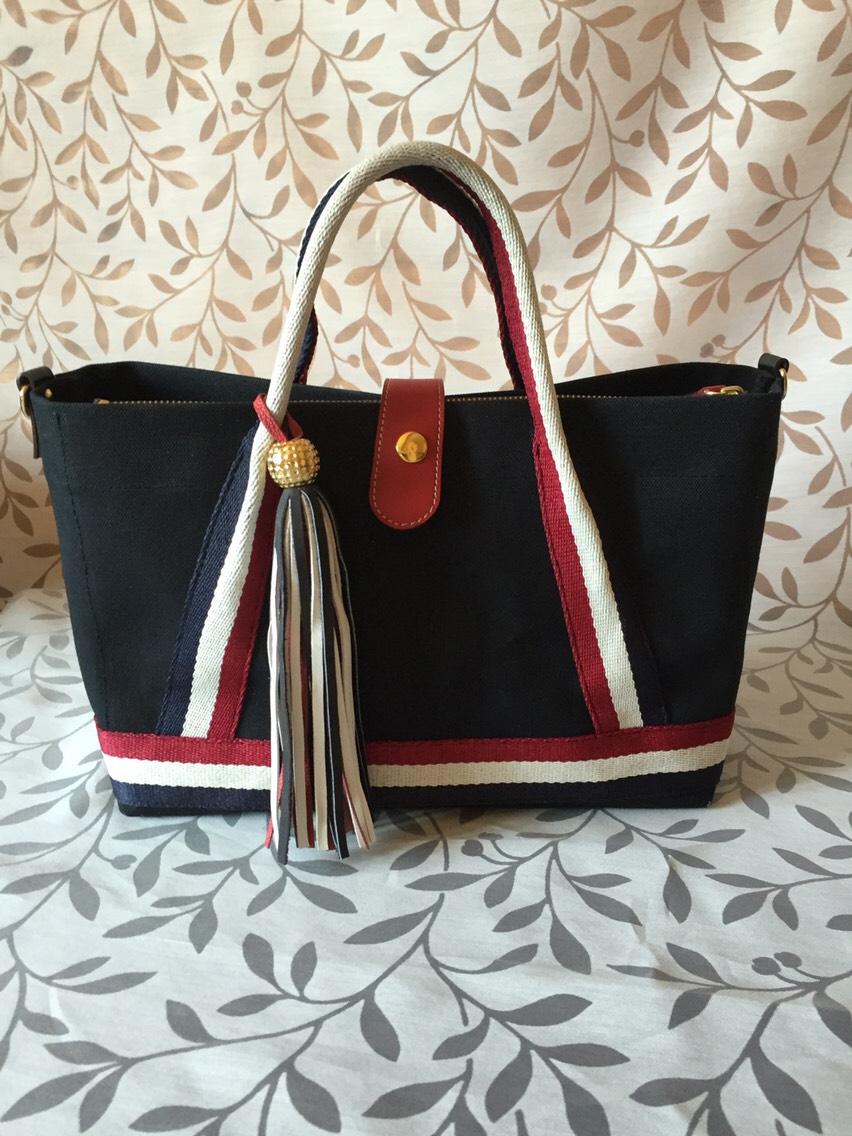 再販使い易さ抜群A4/ファスナー大ポケット、外赤色革ポケット