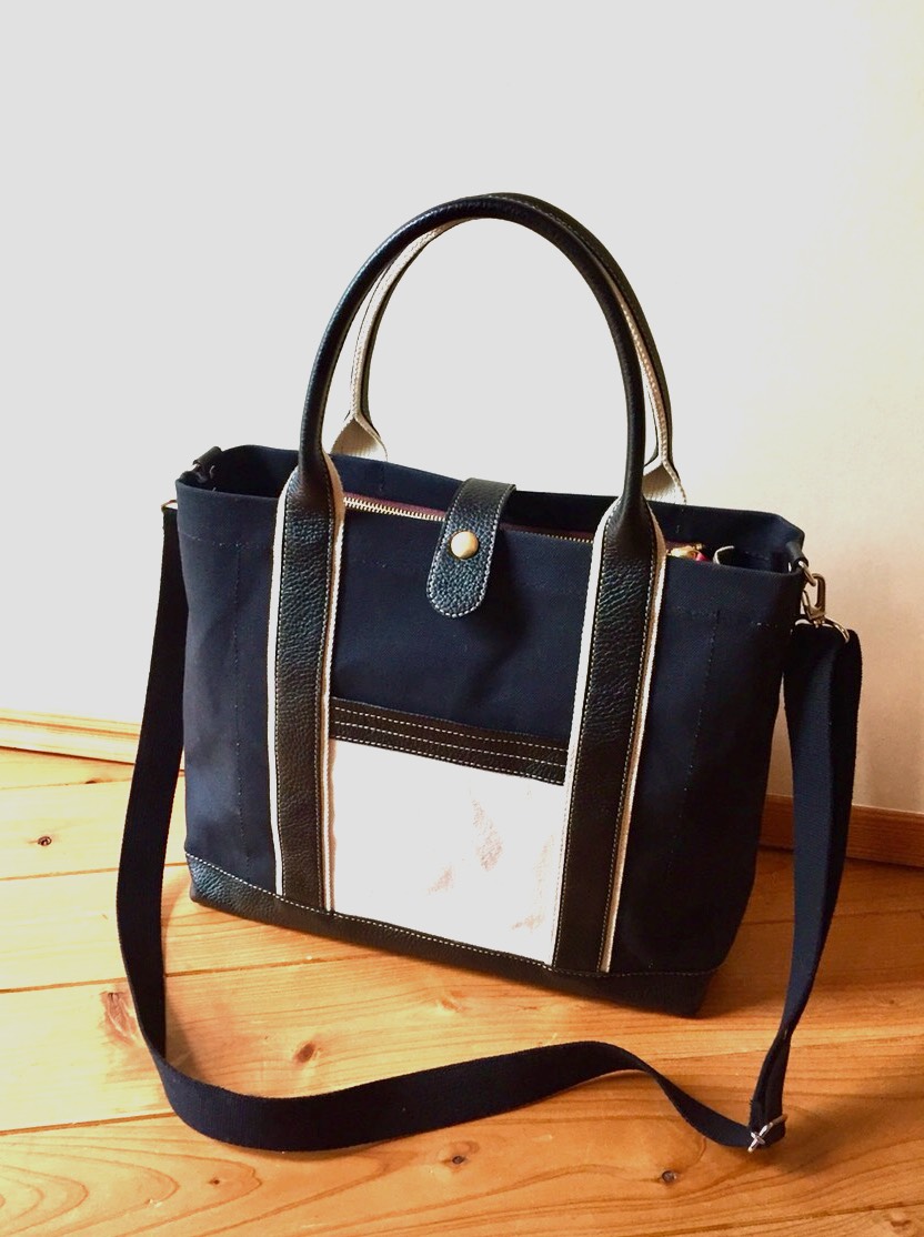 こだわりのポケット満載黒色革&帆布トート底33