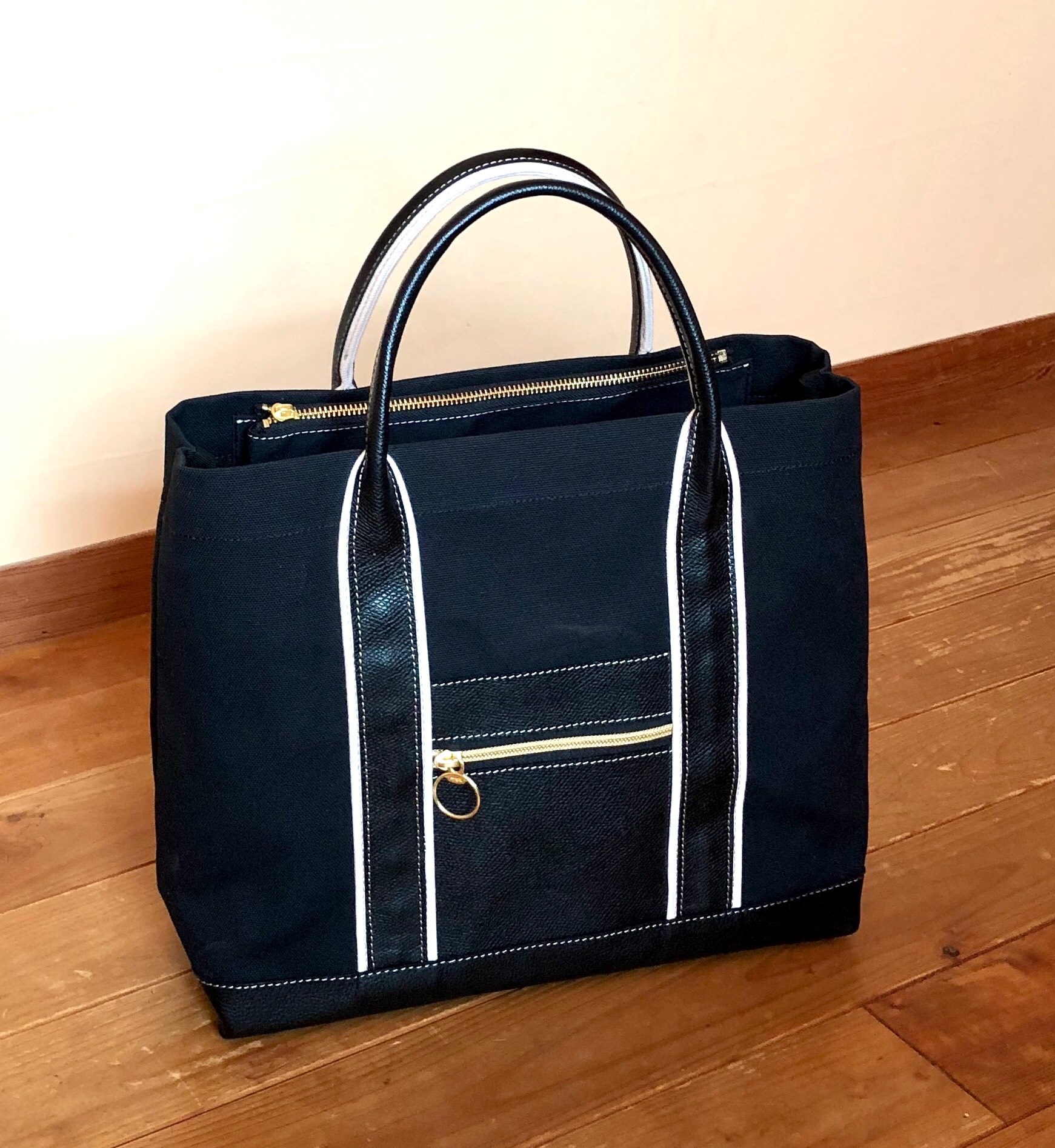 シックな黒革と黒色帆布トートバッグ 31,200円