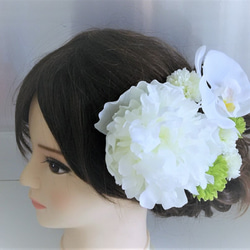白無垢に華やぐピオニーと胡蝶蘭の髪飾り 結婚式に 2枚目の画像