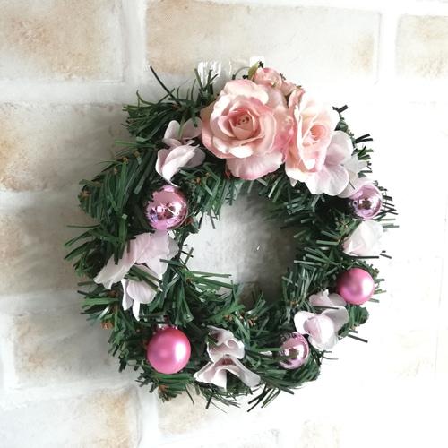ピンクのフェミニンクリスマスリース 玄関ドアの外にも飾れるアーティ
