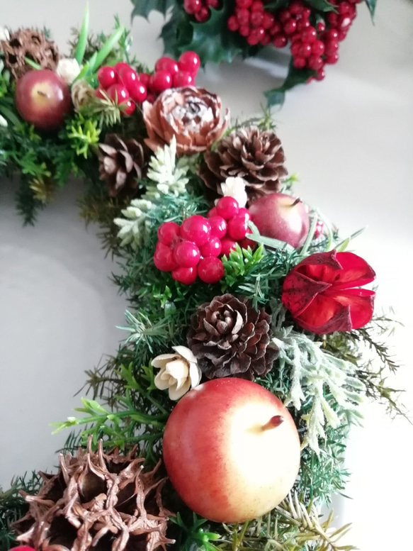 赤リンゴと木の実のナチュラルクリスマスリース 2枚目の画像