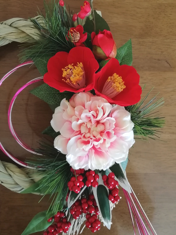 『お正月飾りハンドメイド2020』ダリアと紅椿の華やかなしめ飾り 2枚目の画像