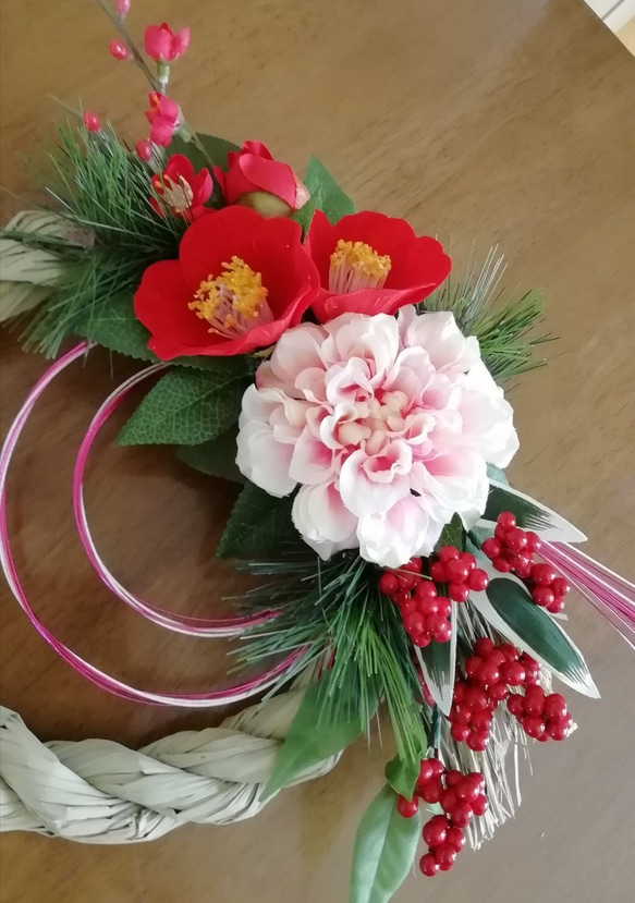 『お正月飾りハンドメイド2020』ダリアと紅椿の華やかなしめ飾り 3枚目の画像