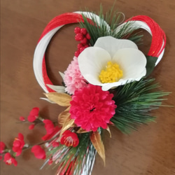 【お正月飾りハンドメイド2021】白椿とピンポンマムの華やかな水引しめ飾り 4枚目の画像