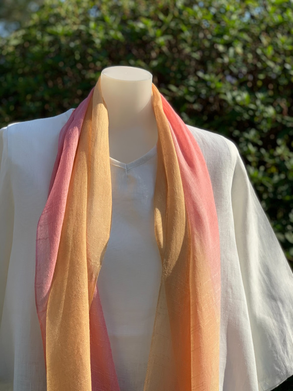 草木染めのサラふわストール　春色　ピンク＆オレンジ　グラデーション 5枚目の画像