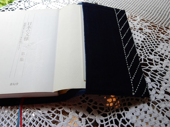 ブック　カバー　　文庫本用　　。藍染布　刺し子 杉綾文 3枚目の画像