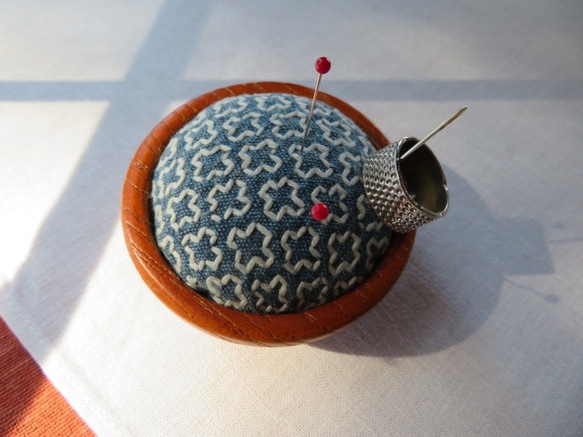 刺し子器の針山　ピンクション　藍染め　　お裁縫道具 1枚目の画像