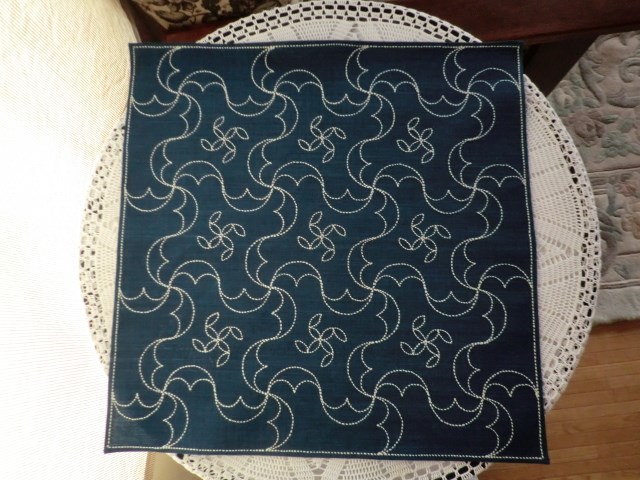 藍染布に刺し子　小風呂敷　　　自由なクロス  木綿布        （千鳥ざし　と　巴））