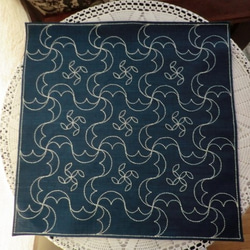 　　藍染布に刺し子　小風呂敷　　　自由なクロス  木綿布        （千鳥ざし　と　巴）） 1枚目の画像