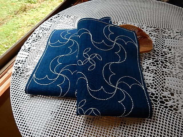 　　藍染布に刺し子　小風呂敷　　　自由なクロス  木綿布        （千鳥ざし　と　巴）） 3枚目の画像