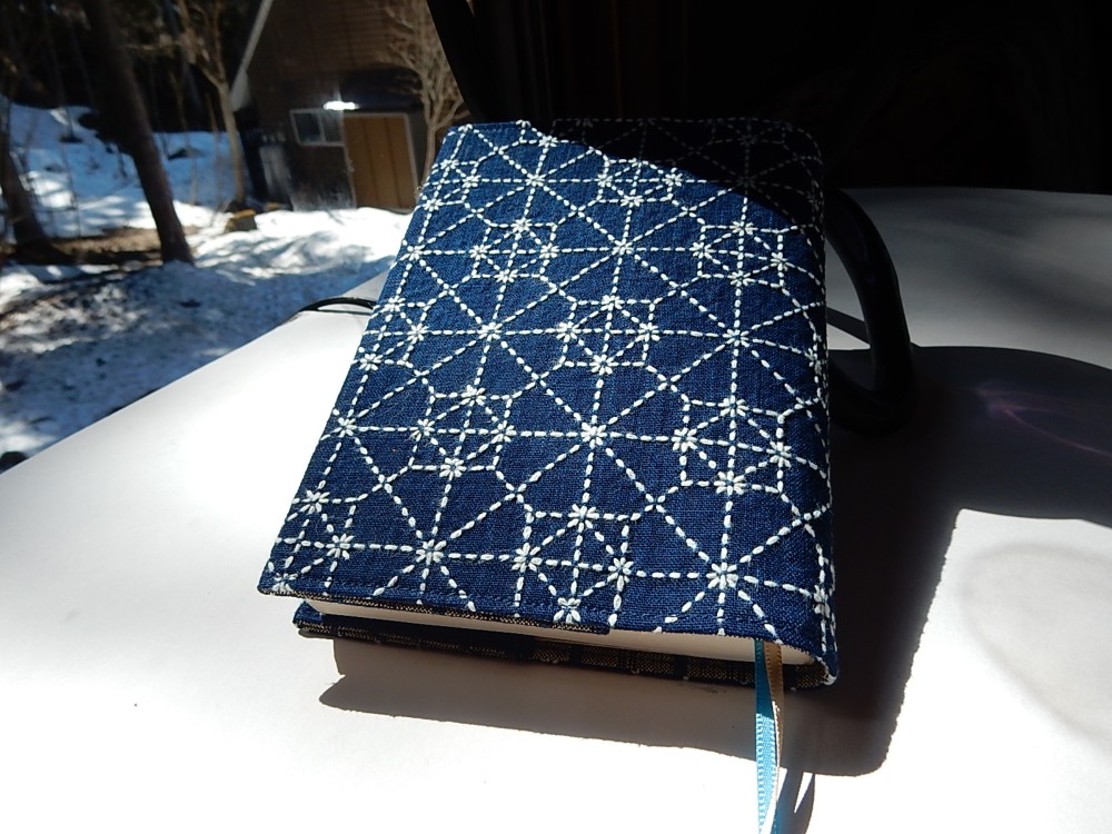 ブック　カバー:文庫本用　正藍染布　刺し子  （八角井桁）