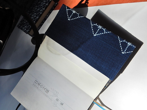ブック　カバー:文庫本用(新書用有り）　　正藍染布　刺し子  （八角井桁） 3枚目の画像