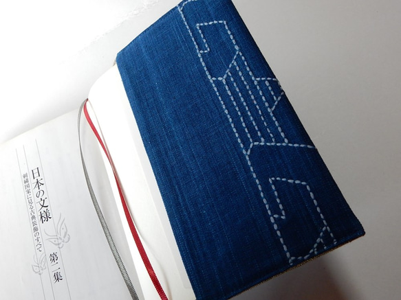 ブック　カバー　　文庫本用　　正藍染布　刺し子  （組み合わせ亀甲） 4枚目の画像