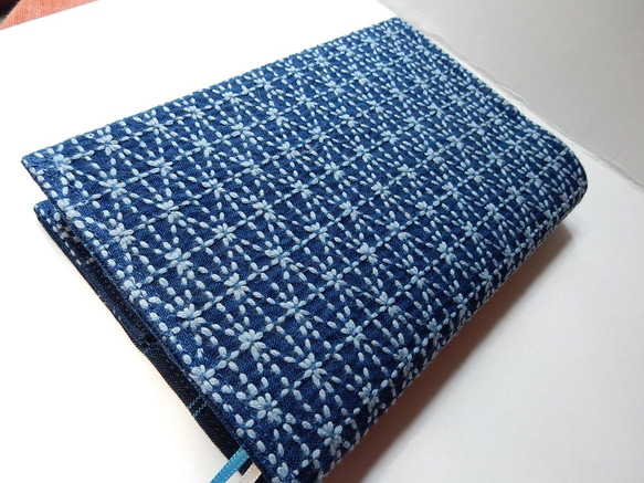 現在　注文のみ）　ブック　カバー　　文庫本用　　正藍染布　刺し子  (花刺し）　 1枚目の画像