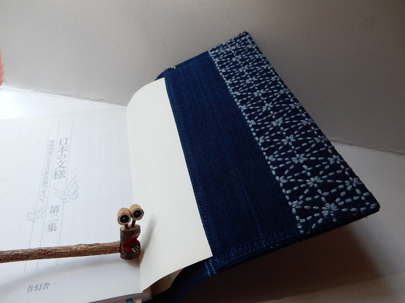 現在　注文のみ）　ブック　カバー　　文庫本用　　正藍染布　刺し子  (花刺し）　 3枚目の画像
