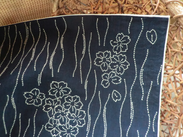 藍染め布に刺し子　　桜　　自由クロス、ふくさ　　 3枚目の画像