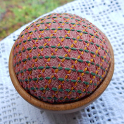 お裁縫道具　刺し子　針山　ゴマ100％　ピンクシヨン、　（ボールの器） 2枚目の画像