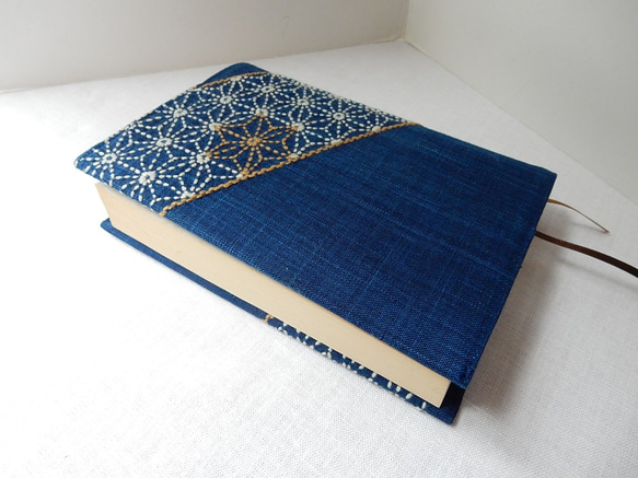 aokikoのブックカバー   （　正藍染布　刺し子  文庫）麻の葉 4枚目の画像