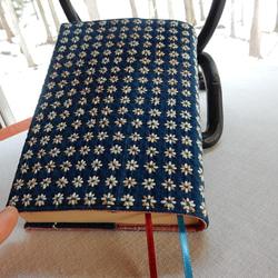 刺し子ブック　カバー　(文庫本用)　　正藍染布　刺し子  (花刺し）　 1枚目の画像