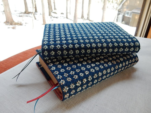 刺し子ブック　カバー　(文庫本用)　　正藍染布　刺し子  (花刺し）　 5枚目の画像