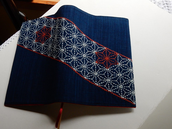 刺し子ブック　カバー　(文庫本用)　　正藍染布　刺し子  (麻の葉）　 3枚目の画像