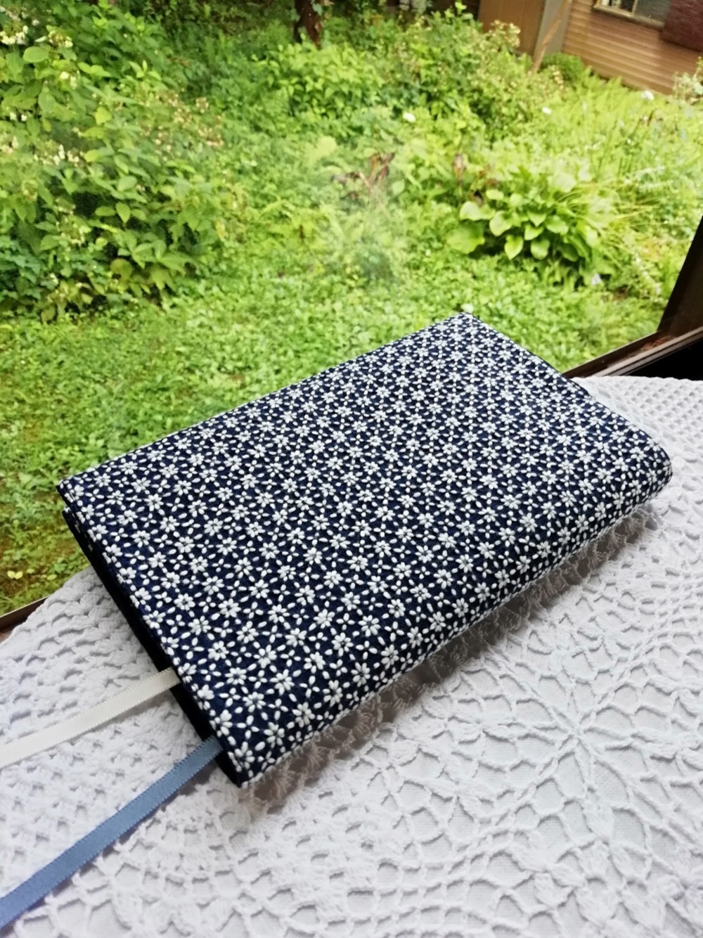 ブックカバー（新書用)　　刺し子　正藍染布　花刺し