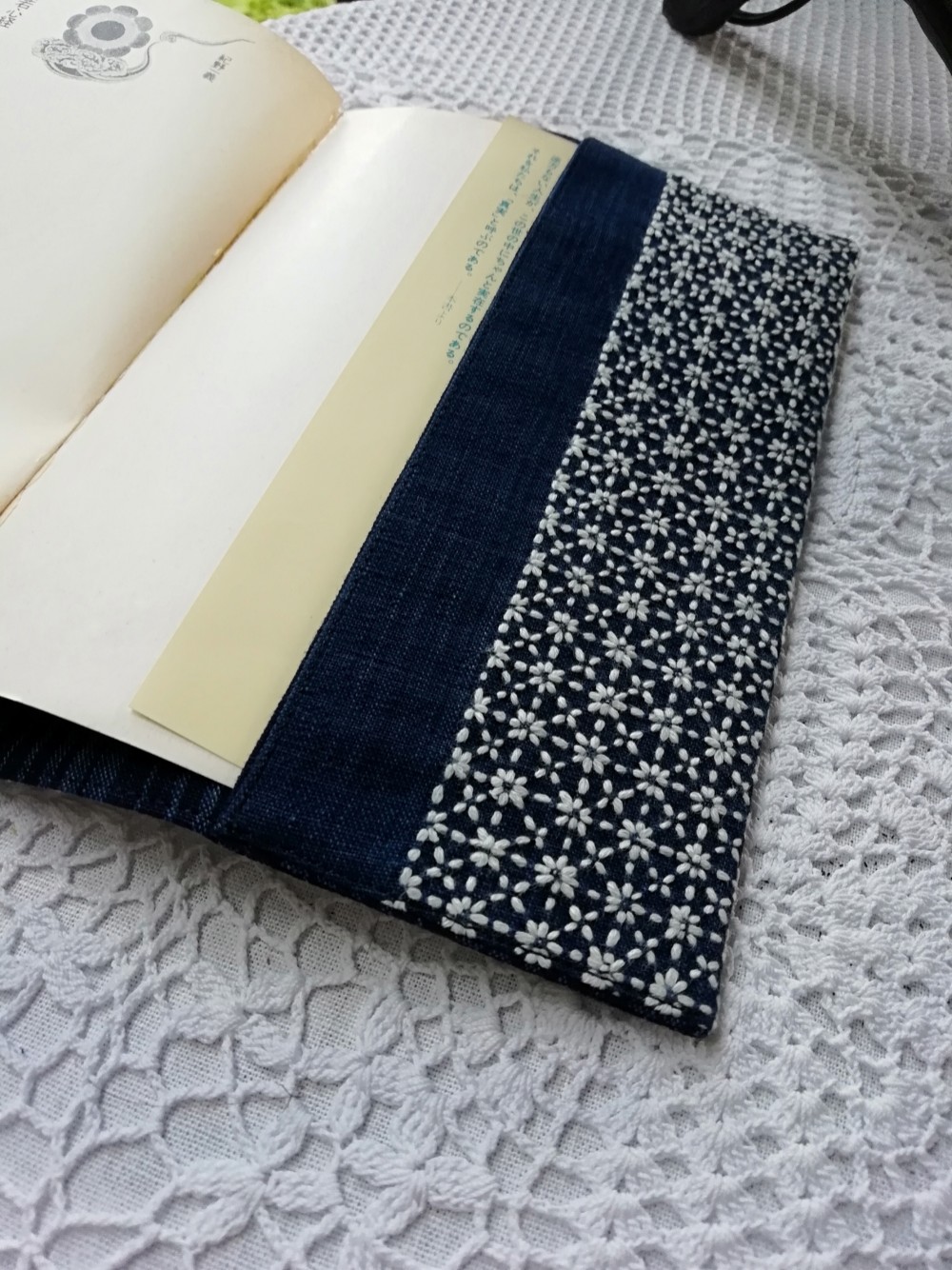 ブックカバー（新書用)　　刺し子　正藍染布　花刺し