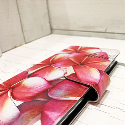 プルメリアの手帳型iphoneケース　ハワイアン柄ブックタイプケース　かわいい赤いお花　カード収納 2枚目の画像